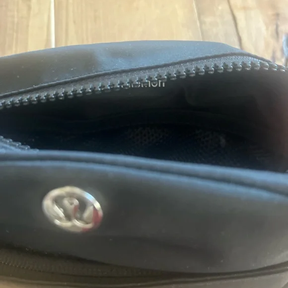lululemon athletica Black 2L city essential pouch - Picture 3 of 6